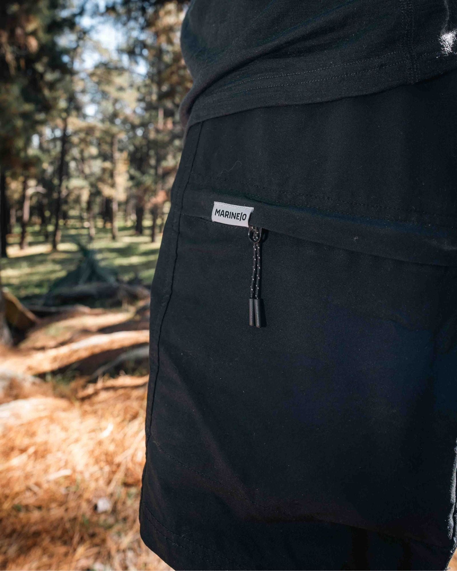MARINE|O Merino Wool Walkshorts - lifestyle worn at beach, quick-dry merino shorts for men